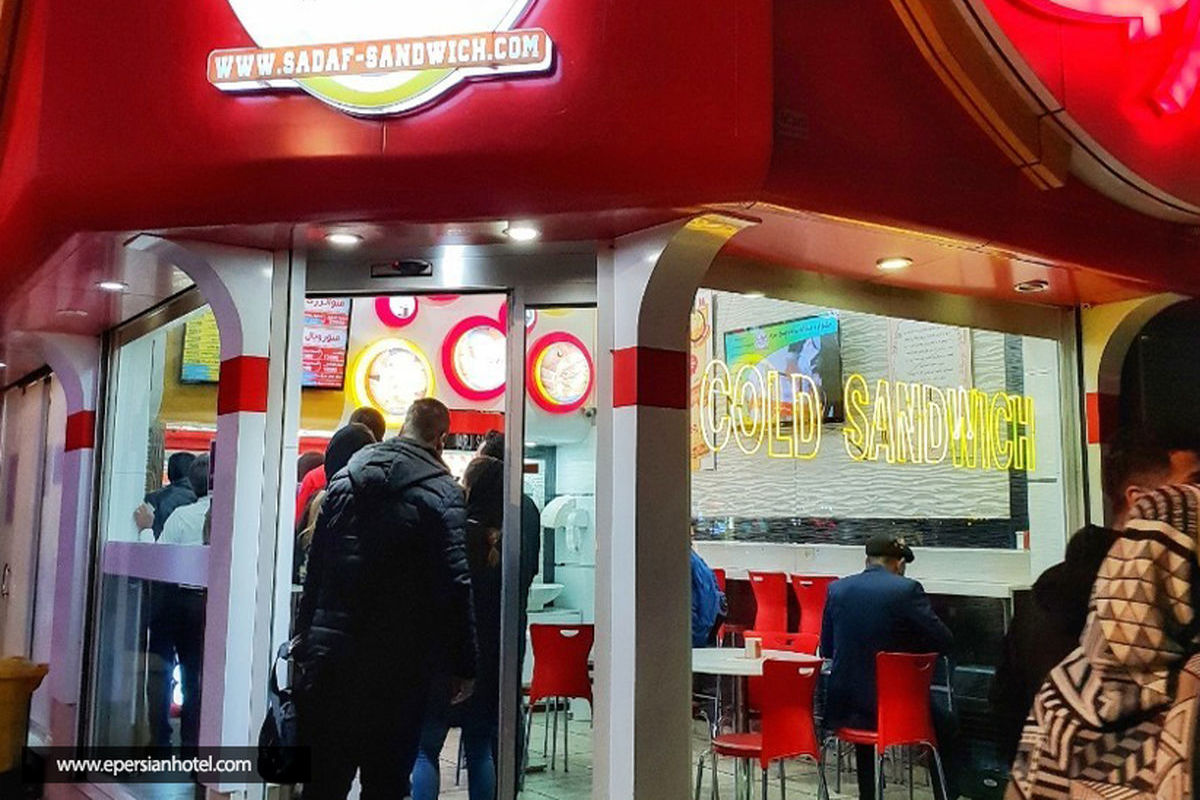 پوشش ویژه برای کارکنان فست‌‌فودهای مشهد اجباری شد + جزئیات

