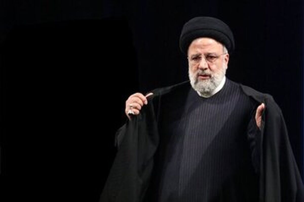تصویری غم انگیز و دردناک از مادر شهید رئیسی در فرودگاه مشهد/ مادر به استقبال پسر شهیدش رفت
