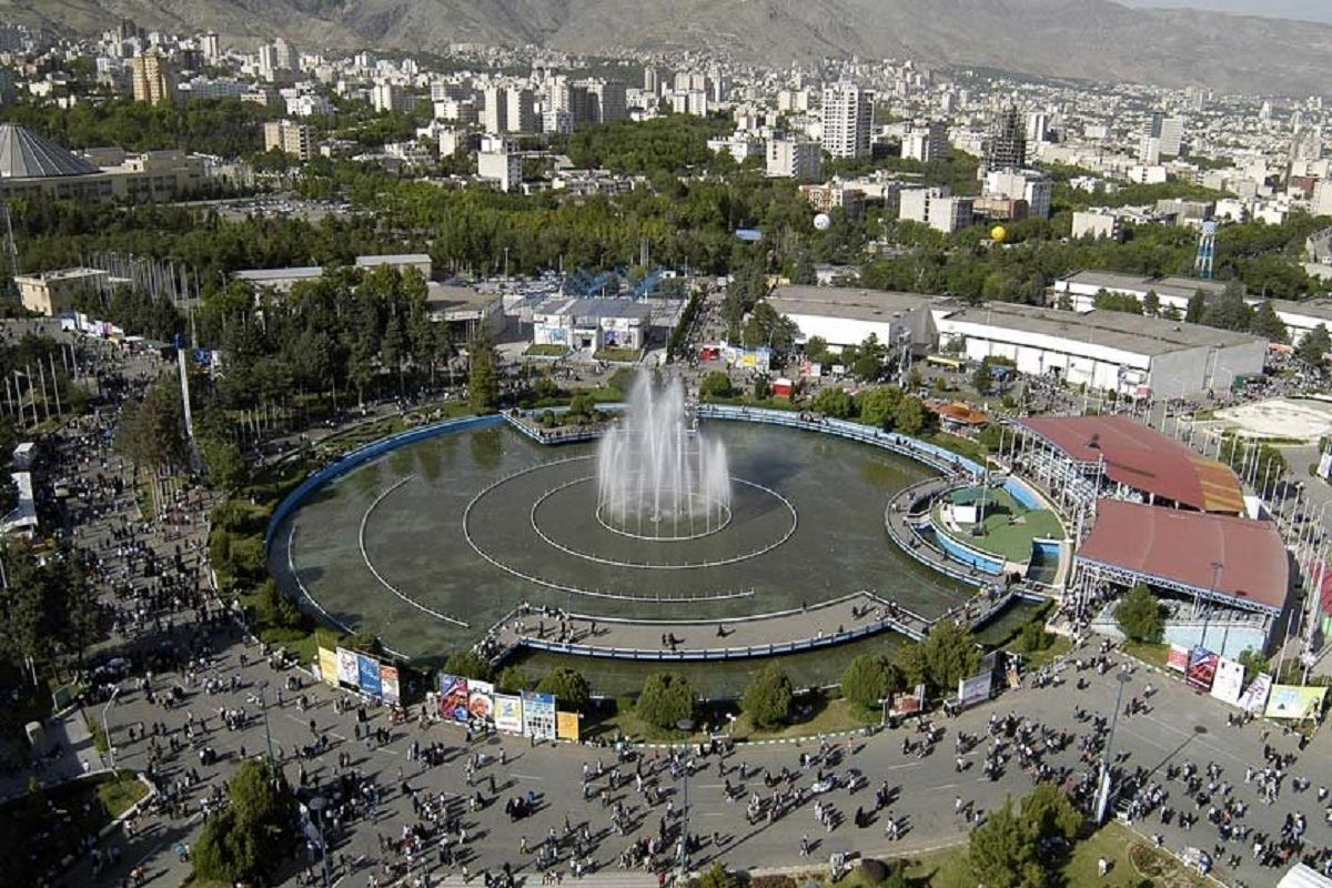 توضیحات جنجالی طراح بنرهای حجاب با نام تولستوی و ویکتور هوگو