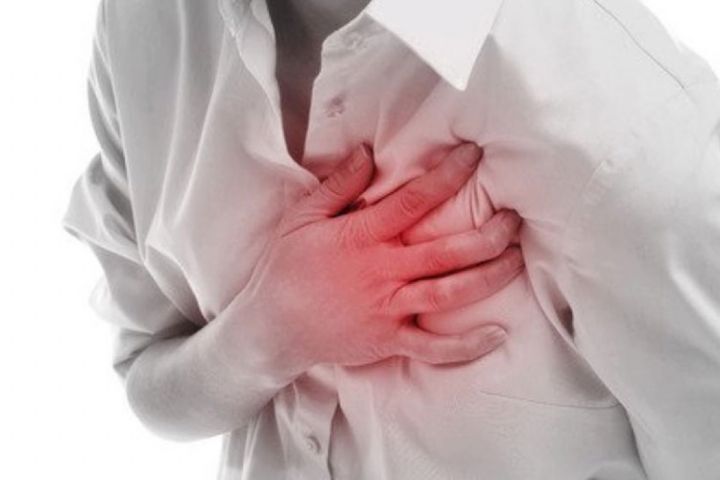 لحظه تلخ سکته قلبی راننده حین رانندگی؛ چپ شدن ماشین مقابل چشم مردم +فیلم