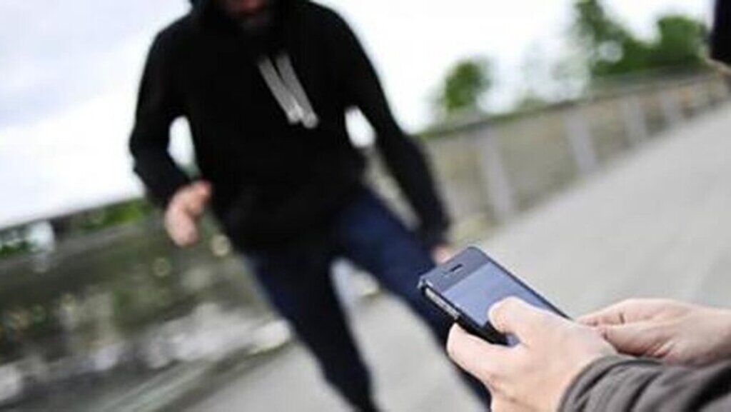 سارق حواس پرت تلفنش راحین سرقت جا گذاشت