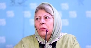 تیپ رنگارنگِ ثریا قاسمی در ۸۲ سالگی در کنار پسرش