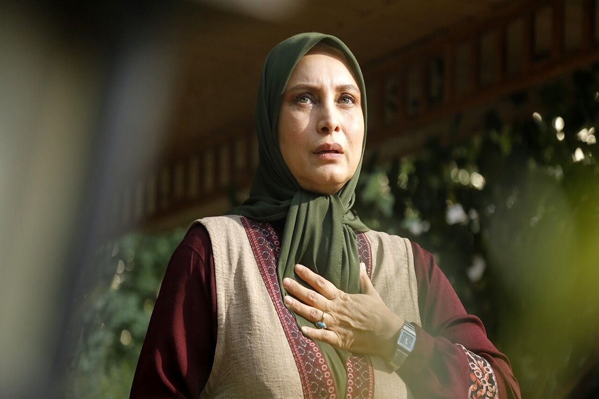 محمد نادری، امیرحسین صدیق و مریم کاویانی در سریال «بیگانگان»