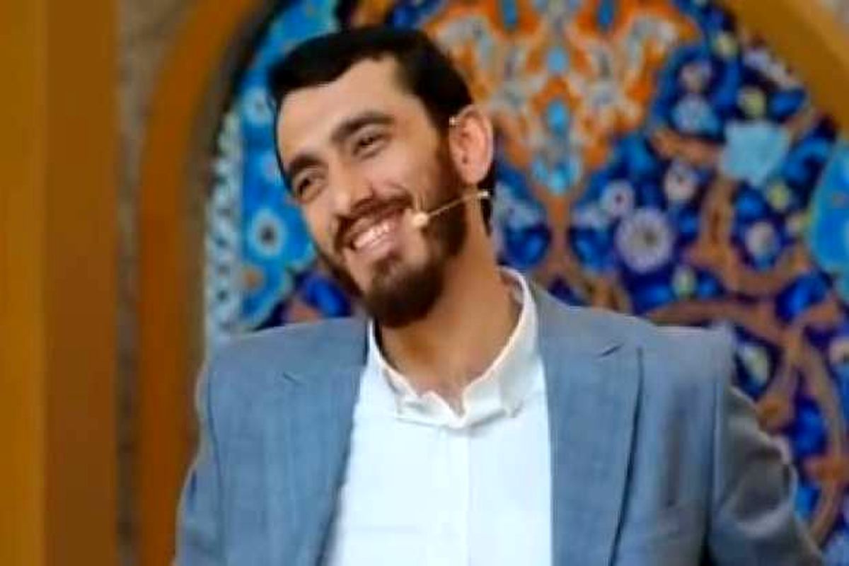 شعرخوانی مهدی رسولی در نماز عید فطر درباره مشکلات اقتصادی + عکس
