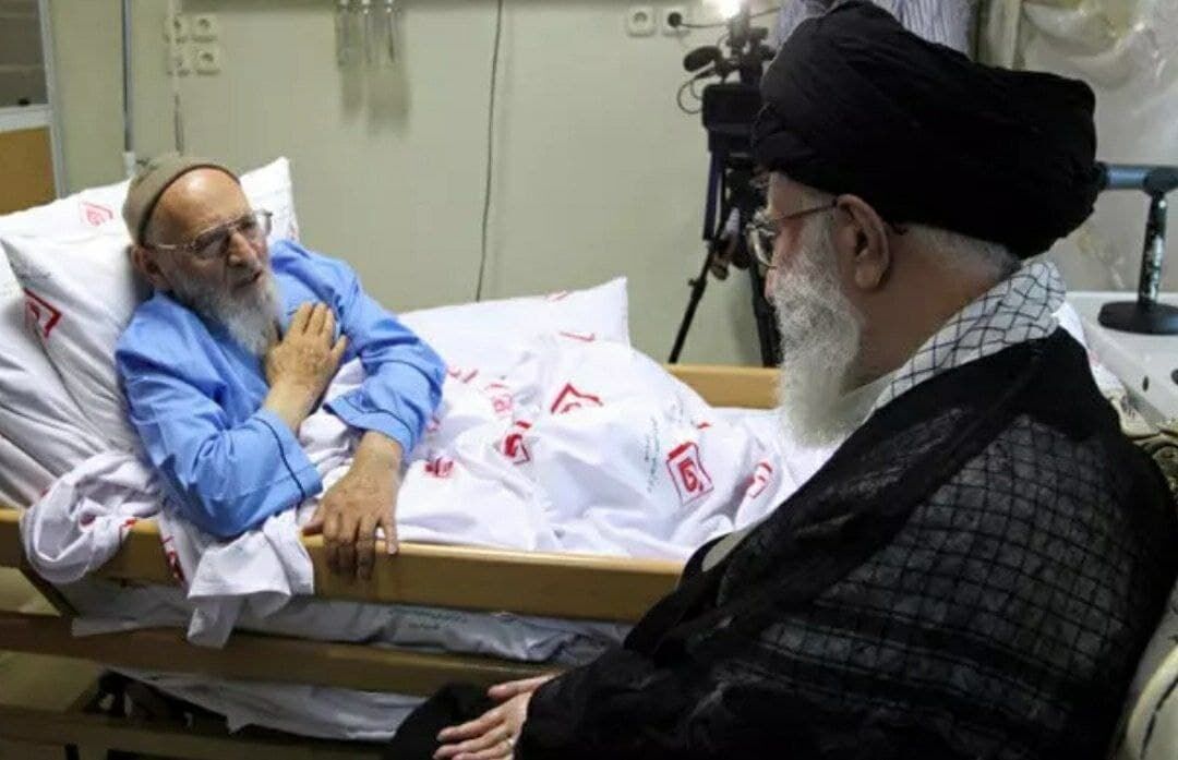 رهبر انقلاب بر پیکر علامه حسن‌زاده آملی نماز اقامه می‌کنند