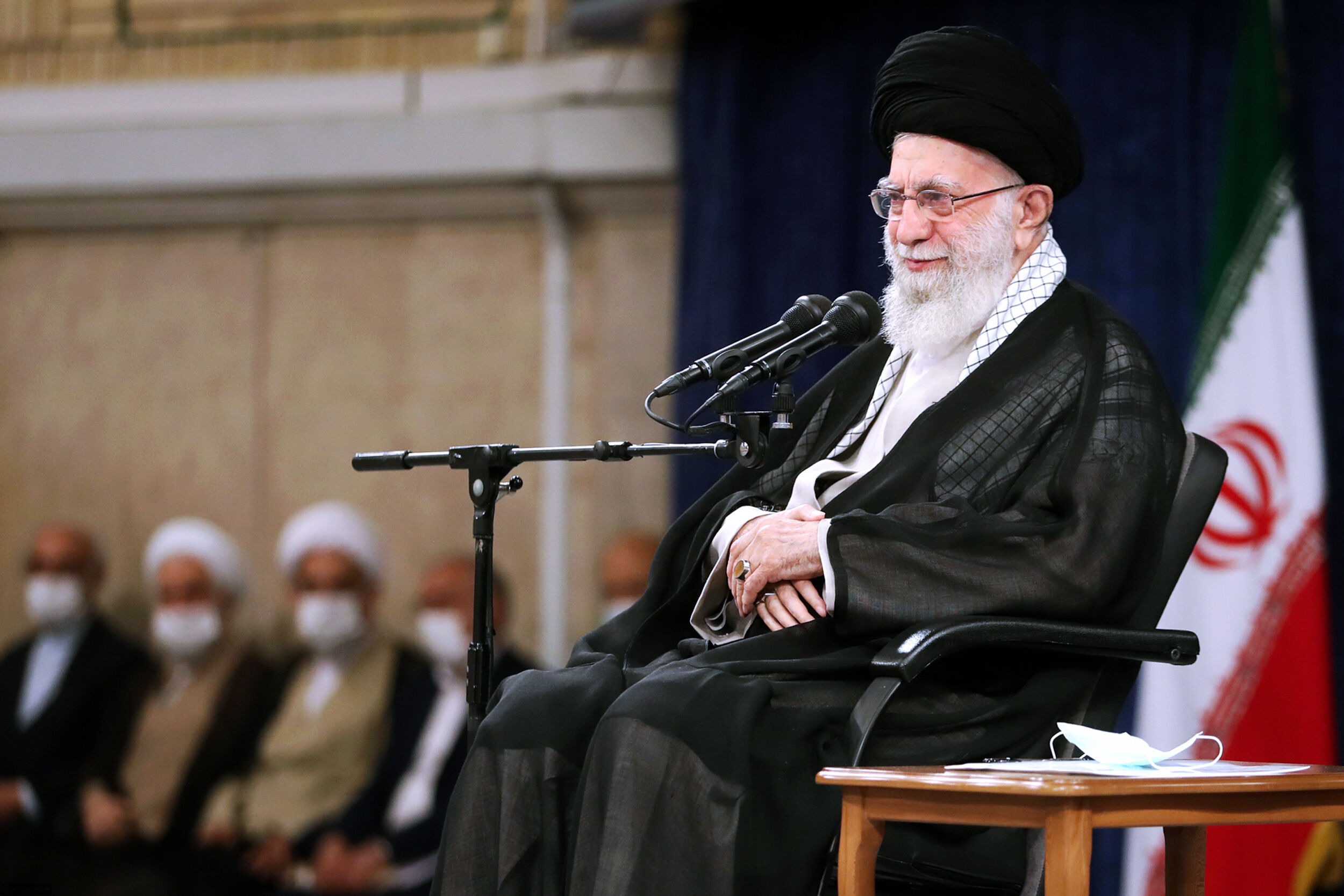 تصویری پربازدید از ۲ فرزند رهبر انقلاب در مراسم یادبود  شهیدرئیسی
