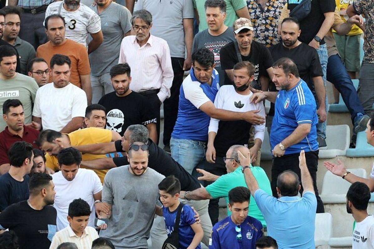لحظه حمله اراذل و اوباش به تمرین استقلال + عکس