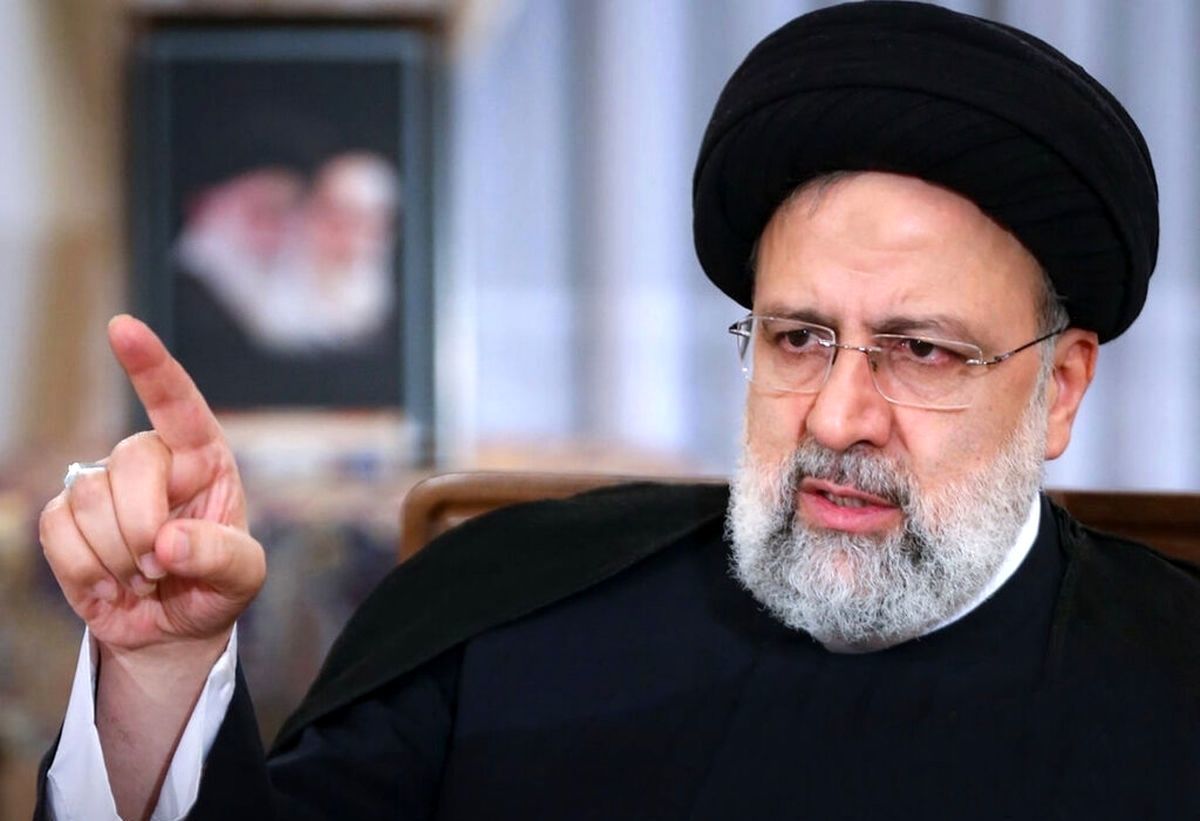 عکسی  از کوچک‌ترین نوه نوزاد شهید رئیسی در آغوش رهبر معظم انقلاب/ تصویر

