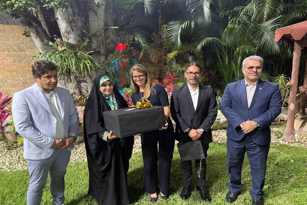 کادوی وزیر ارتباطات ونزوئلا به سحر امامی/ عکس