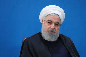 تصویری کمتر دیده شده از هم‌نشینی حسن روحانی و علی لاریجانی در مراسم بزرگداشت شهید رئیسی 

