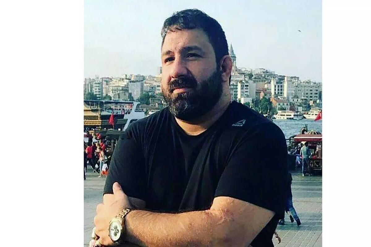 لحظه کتک زدن هواداران استقلال توسط هانی کرده اوباش سابقه دار  + فیلم