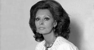 «سوفیا لورن» با سگش در فرودگاه لندن، سال ۱۳۳۳