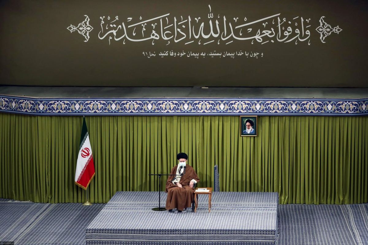 آیه معنادار نصب شده در محل سخنرانی نمایندگان مجلس با رهبر انقلاب + عکس و معنی