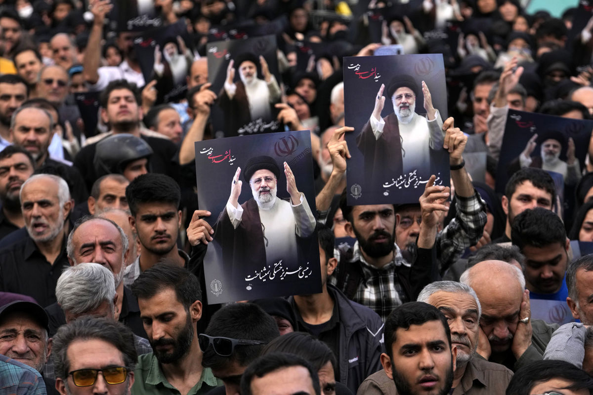 حضور فرزند ارشد رهبری در مراسم تشییع شهدای خدمت +عکس