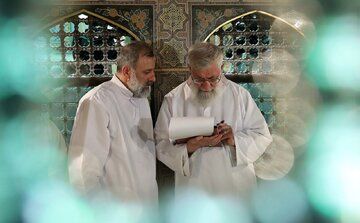 رهبر معظم انقلاب اسلامی بر پیکر شهیدرئیسی و همراهانش نماز اقامه می‌کنند +جزئیات

