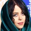 ژست هنری الهام اخوان روی یک صحنه نمایش