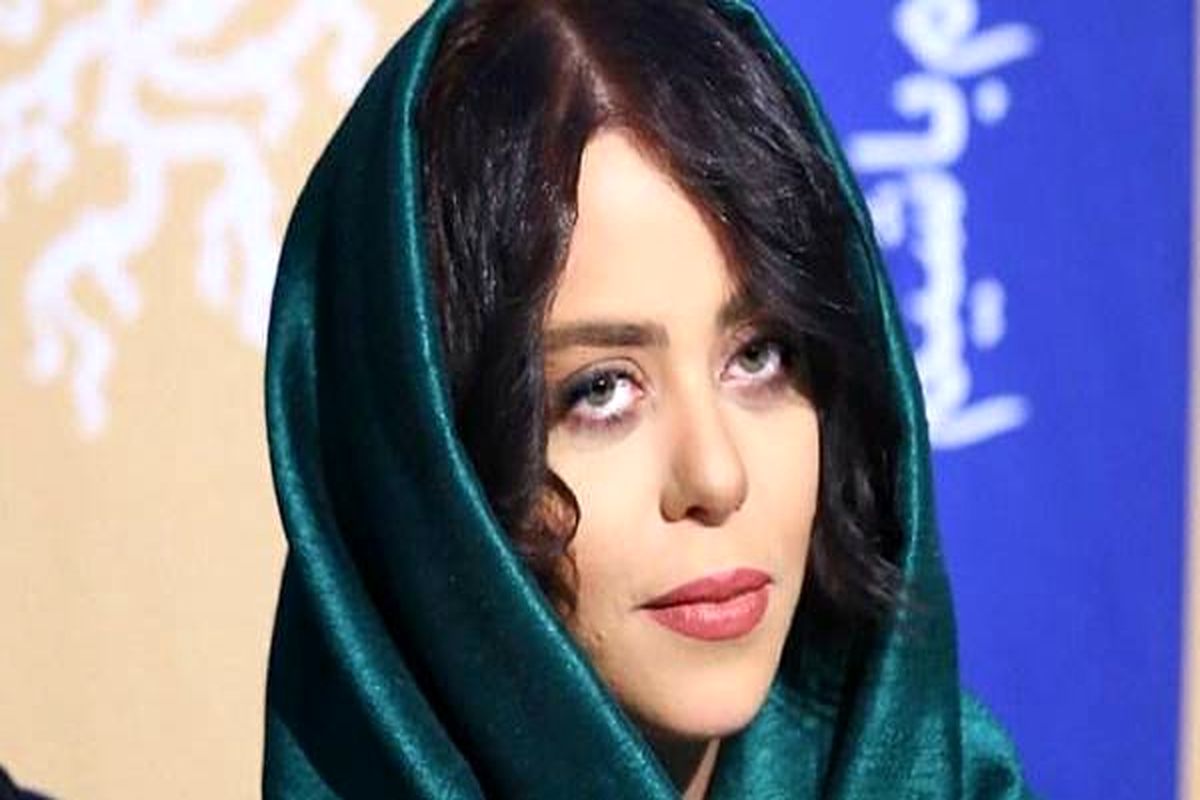 ژست هنری الهام اخوان روی یک صحنه نمایش