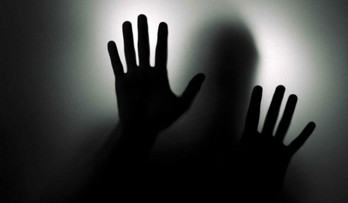 تجاوز مرد بی رحم جلوی مادرش به دخترجوان!