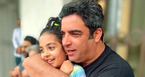 لحظه پدر دختریِ منوچهر هادی و سوفیا در یک رستوران