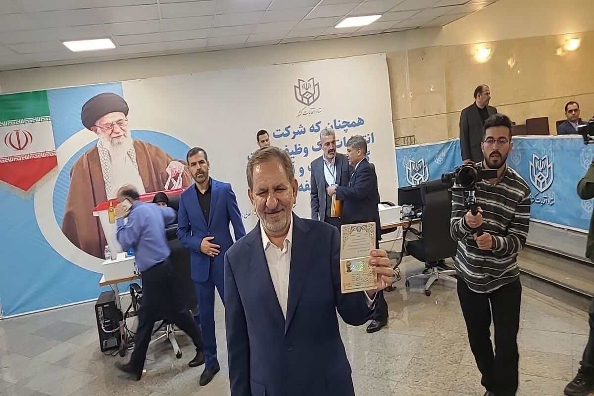 اسحاقِ دولت حسن روحانی‌ هم کاندید انتخابات ریاست جمهوری شد/عکس