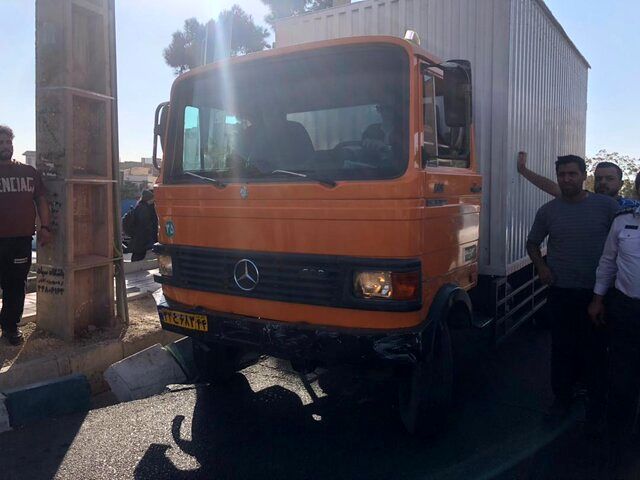 برخورد خاور با 15 خودرو در بلوار سیمون بولیوار تهران