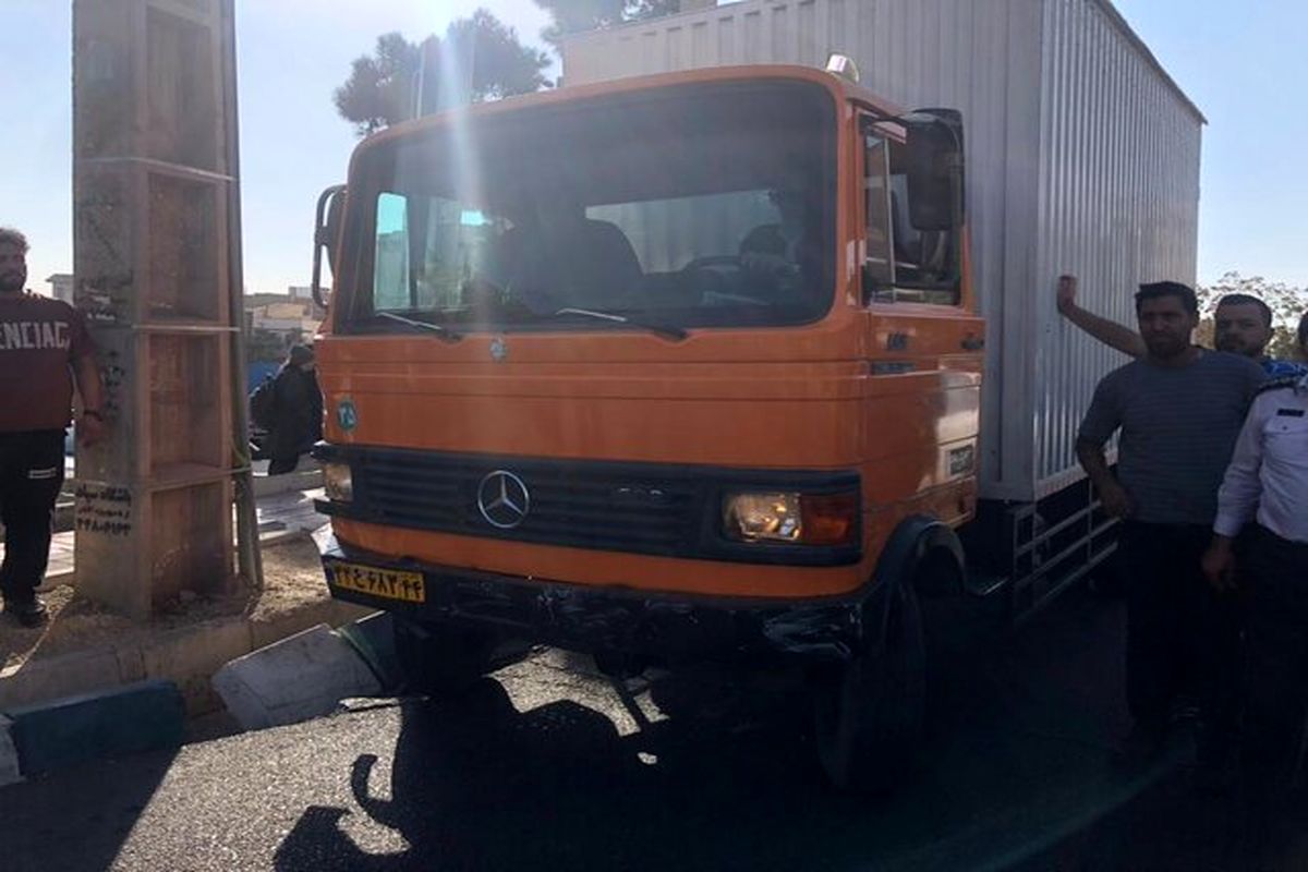 برخورد خاور با 15 خودرو در بلوار سیمون بولیوار تهران