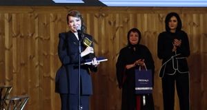 چهره و استایل اروپایی صدف اسپهبدی موقع دریافت جایزه/ تصاویر