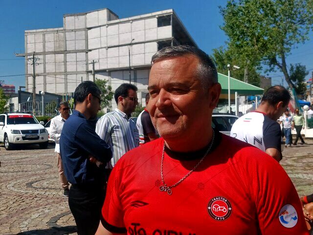 پیراهن تراکتور بر تن سرمربی تیم دوچرخه سواری ترکیه‌