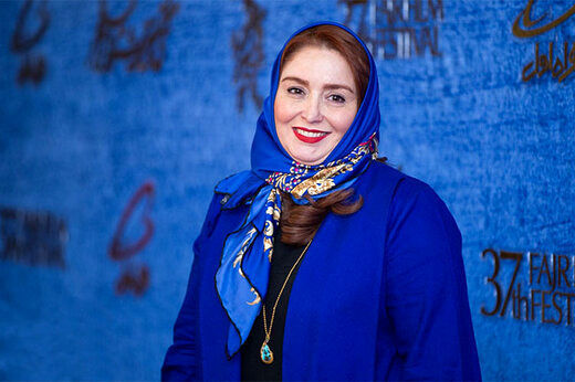ژست جالب ژاله صامتی و دخترانش با لباس محلی