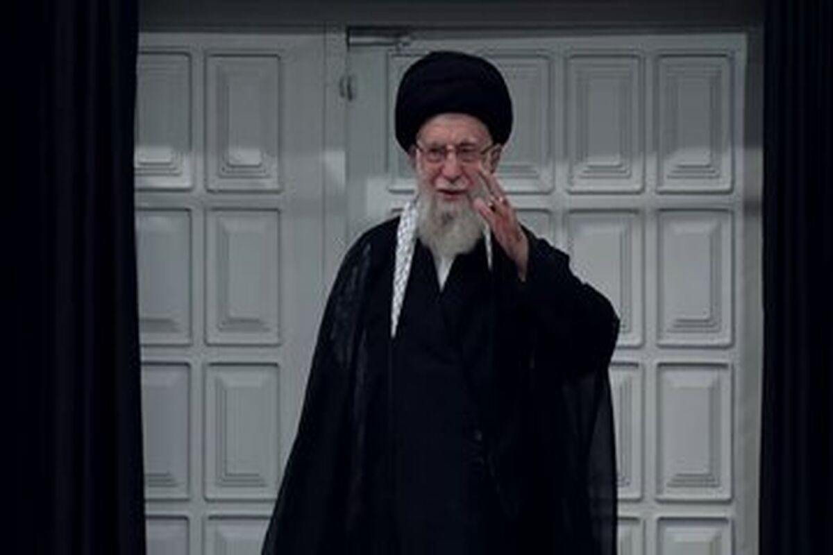 تصویری کمتر دیده شده از رهبر انقلاب در مراسم عزاداری شب تاسوعا

