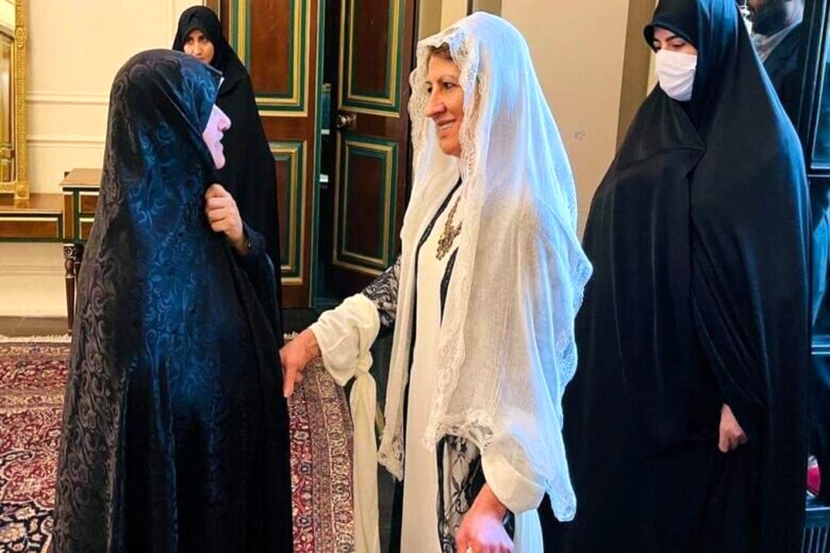 پوشش جنجالی همسر رئیس جمهور عراق در دیدار با همسر رئیسی + عکس