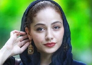  ژست هنری بازیگر خاتون با مدل روسری خاص و بامزه