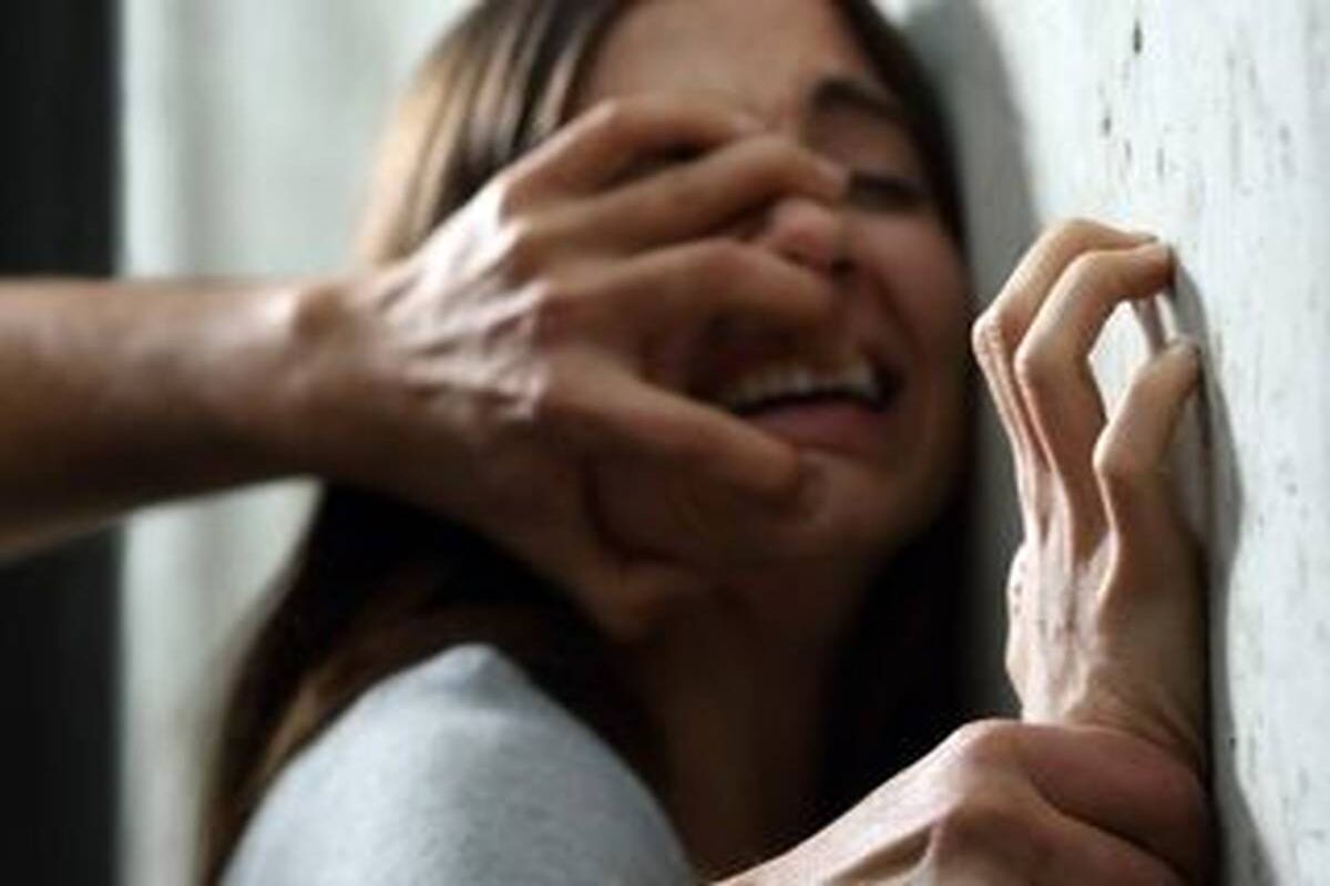 تجاوز وحشیانه به دختر 19 ساله به بهانه ماساژ درمانی در آرایشگاه زنانه/ حال دختر جوان وخیم است
