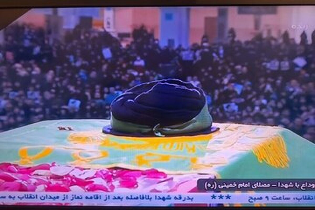 بوسه فرزند سردار شهید قاسم سلیمانی بر تابوت 8 شهید خدمت