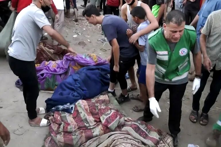  تصاویری غم انگیز از ۱۰۰ کشته در حمله صبح امروز اسرائیل به آوارگان غزه