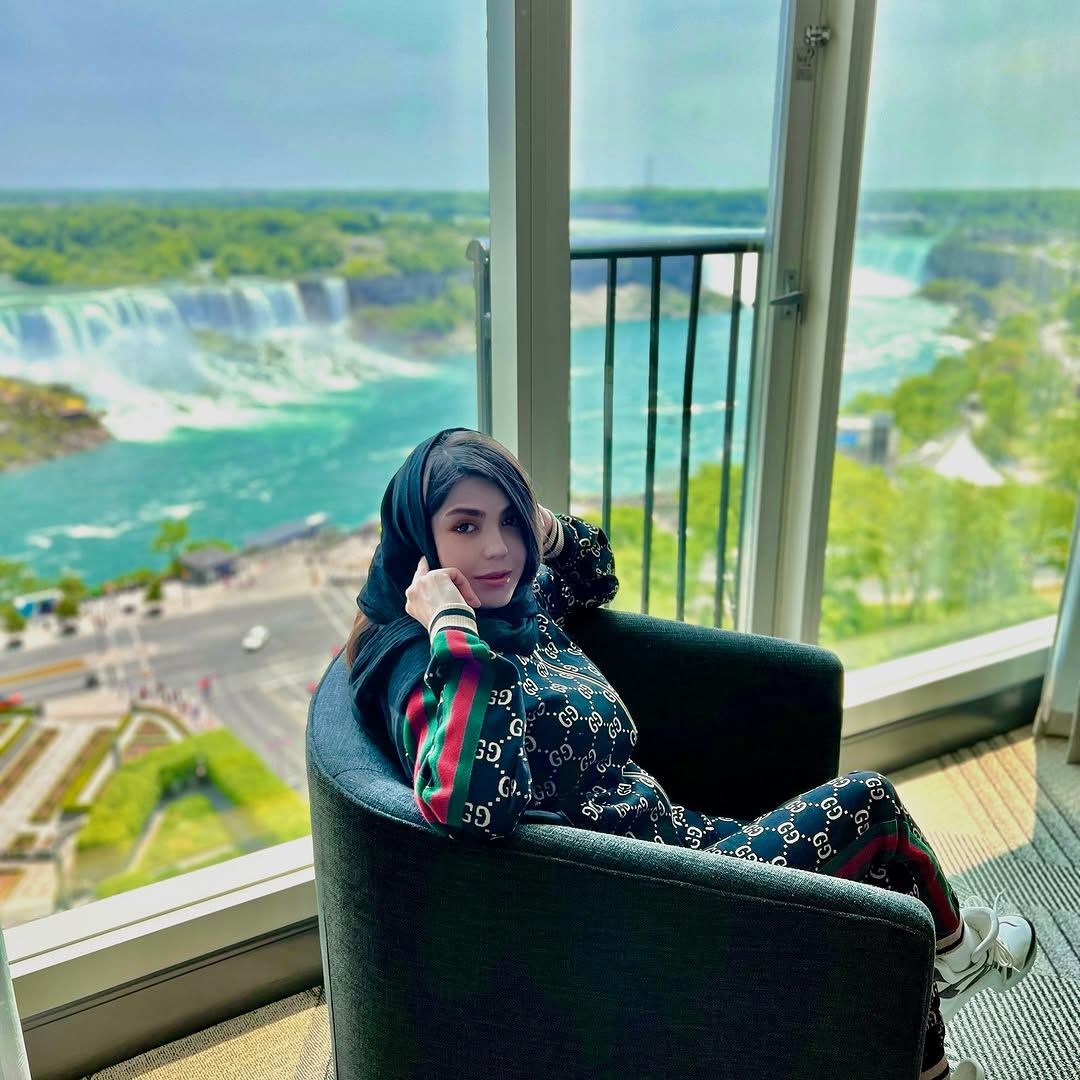  آزاده زارعی بازیگر آوای باران در یک لوکیشن خیره‌کننده/ عکس