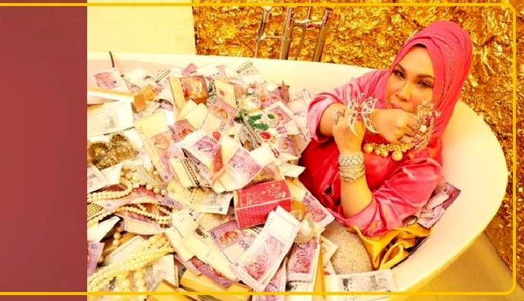 عکس جنجالی زن ثروتمند داخل وان پول و جواهرات!