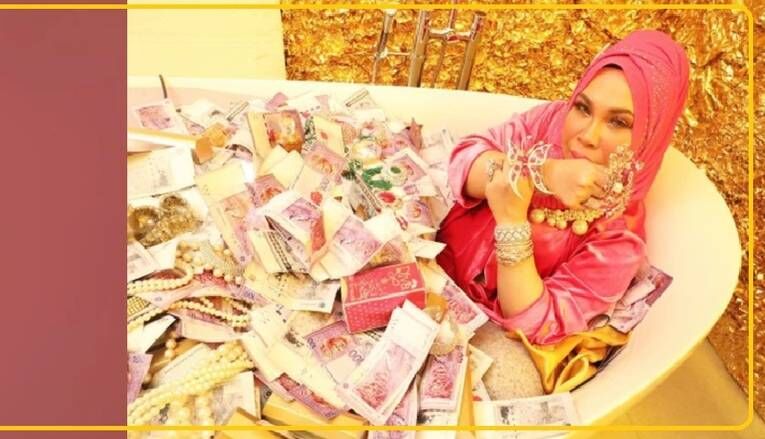 عکس جنجالی زن ثروتمند داخل وان پول و جواهرات!