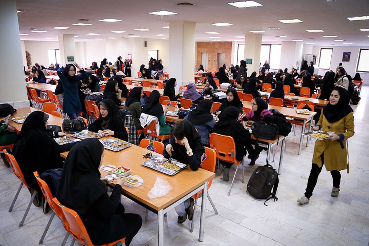 چالش نجفزاده با رئیس دانشگاه آزاد؛ چرا دختر و پسر را در سلف جدا میکنید؟