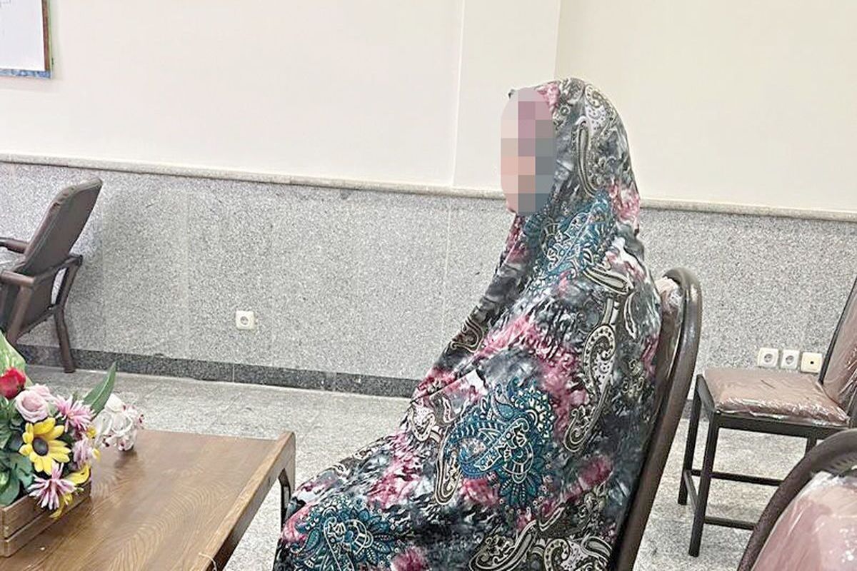 زن جوان ،  زنان را برای نیت شوم شوهرش به خانه میبرد