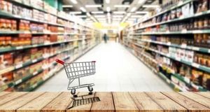 لحظه عجیب حمله ناگهانی مشتری عصبانی به فروشنده سوپرمارکت