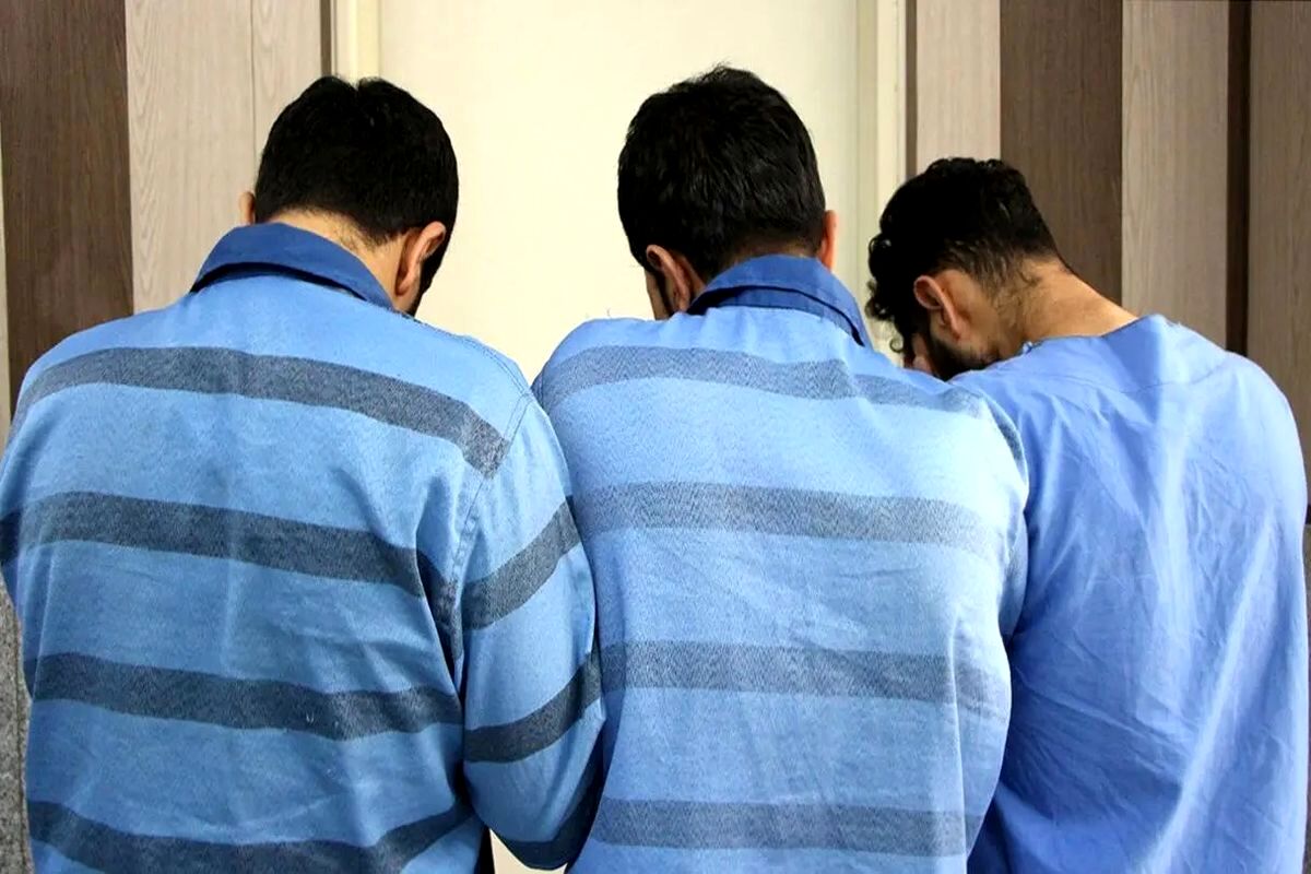 وقتی به پشت زندان کرج رسیدیم 3 نفری به من تعرض کردند