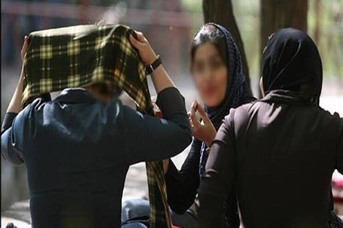 در خیابان همدیگر را بوس نکنید! باید جریمه بدهید