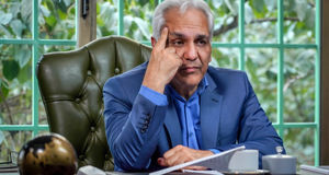 بازیگر «شیش ماهه»: مهران مدیری زیاد از بداهه‌گویی در کارهایش استفاده می‌کند