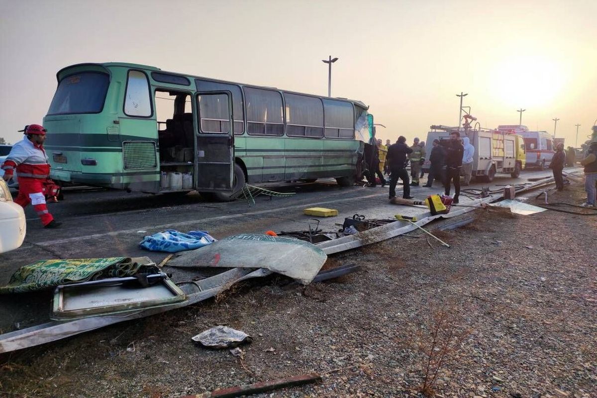 تصادف هولناک کامیون و اتوبوس در تفرش | ۱۸ کشته و زخمی تا این لحظه
