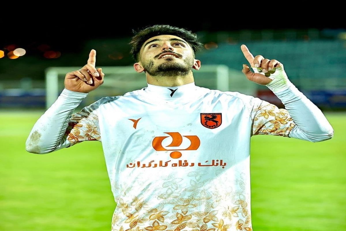  توپ به دستم خورد ولی در خارج از محوطه جریمه