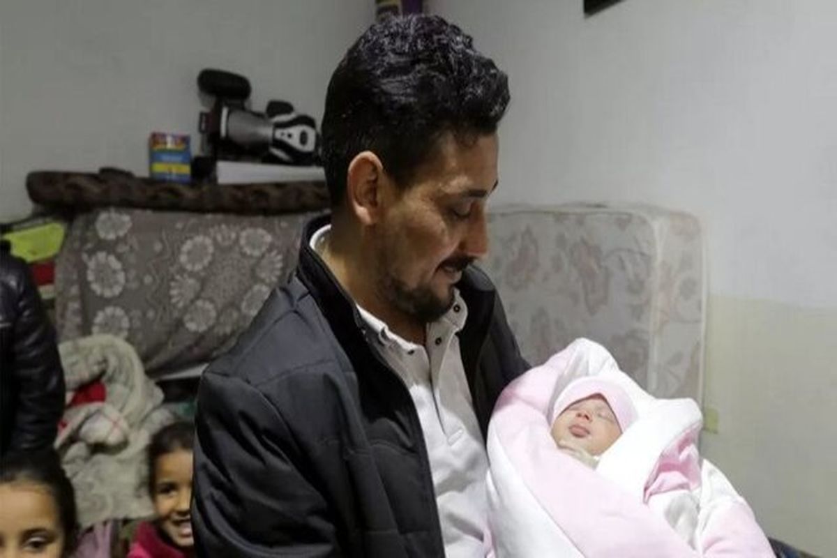 آیه دختری که زیر آوار به دنیا آمد به فرزندخواندگی پذیرفته شد +عکس