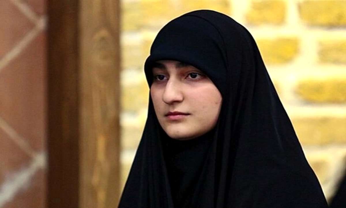 تصویری منتشرشده از زینب سلیمانی بر سر تابوت شهیدابراهیم رئیسی و 7 شهید خدمت دیگر