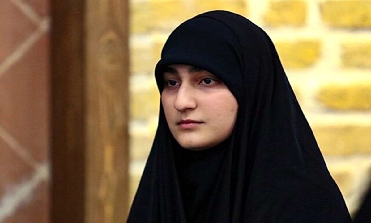 تصویری منتشرشده از زینب سلیمانی بر سر تابوت شهیدابراهیم رئیسی و 7 شهید خدمت دیگر