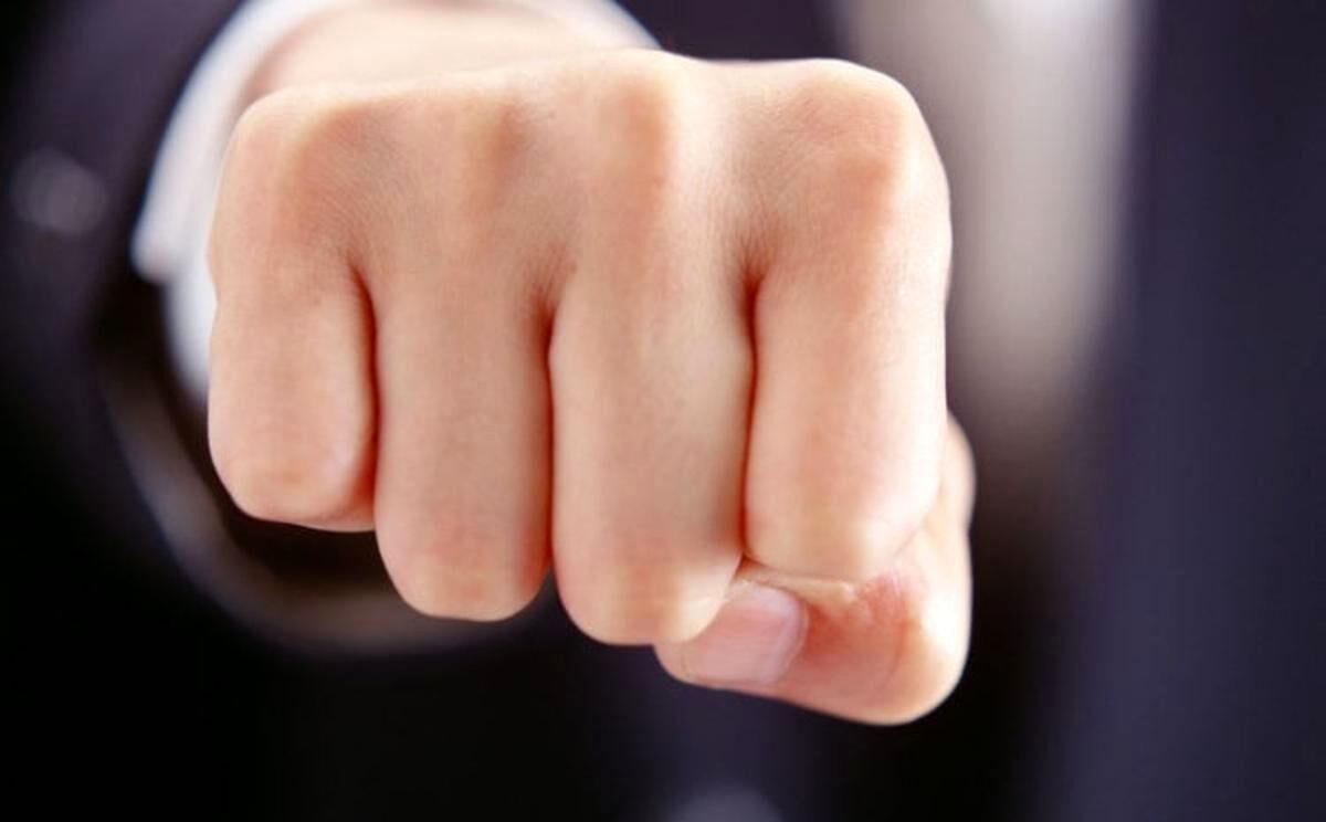 چک و لگدی کردن معلم توسط پدر دانش‌آموز